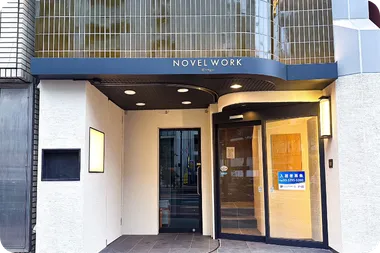 オフィスビル入り口